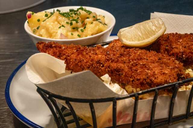 Backhendl in mit Braumalz verfeinerter Panade und Erdäpfelsalat im Zur Liesl in der Tabakfabrik in Linz