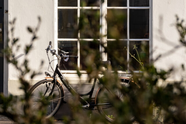 Ein Fahrrad, was vor einem Haus steht