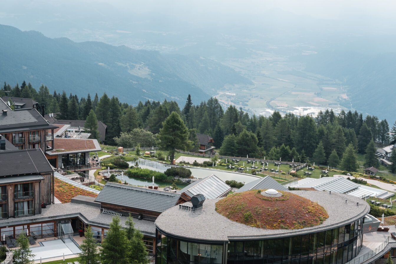 Das Mountain Feuerberg Resort von oben mit Blick auf See und Berge