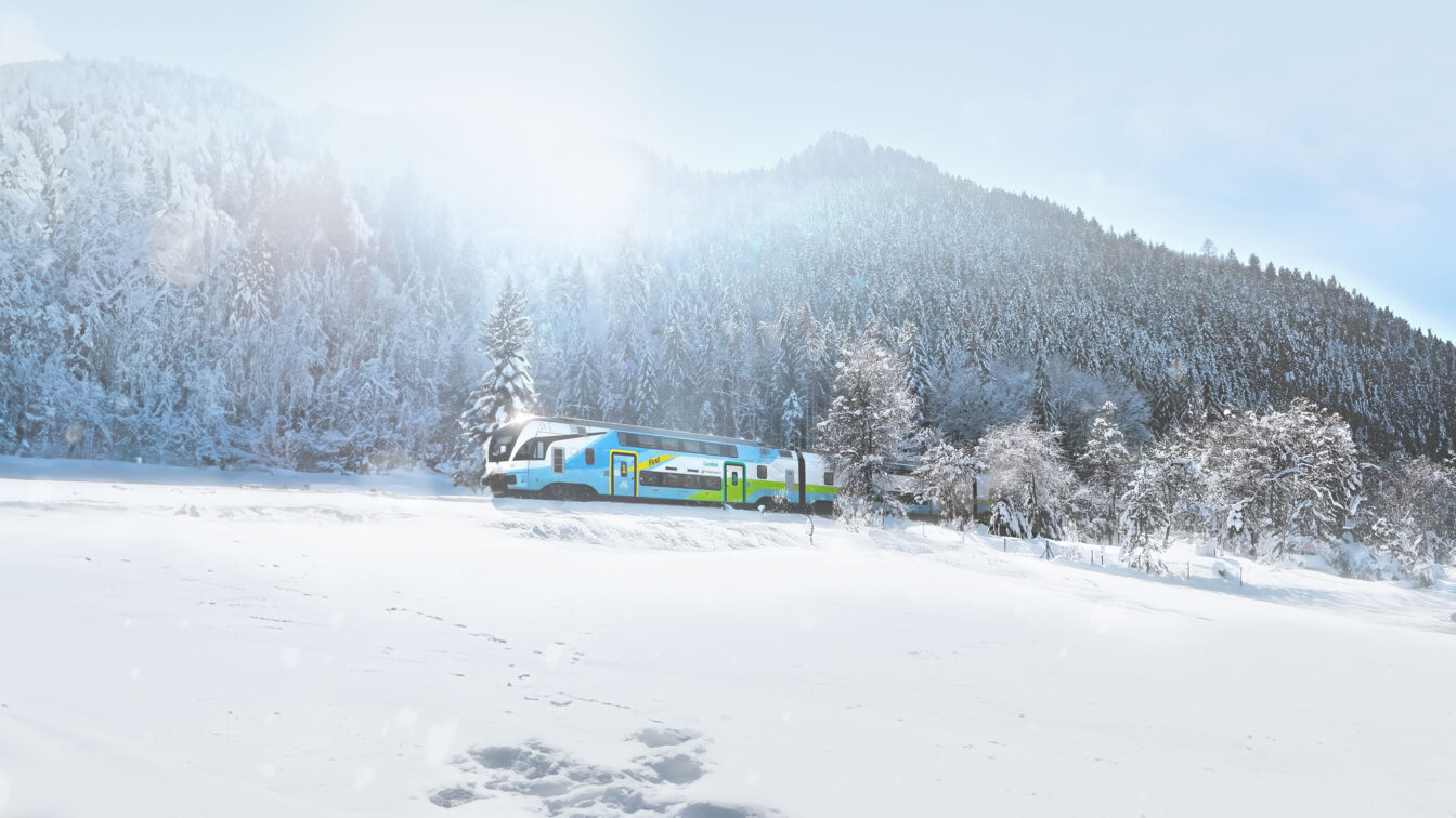 Westbahn Zug in Winterlandschaft