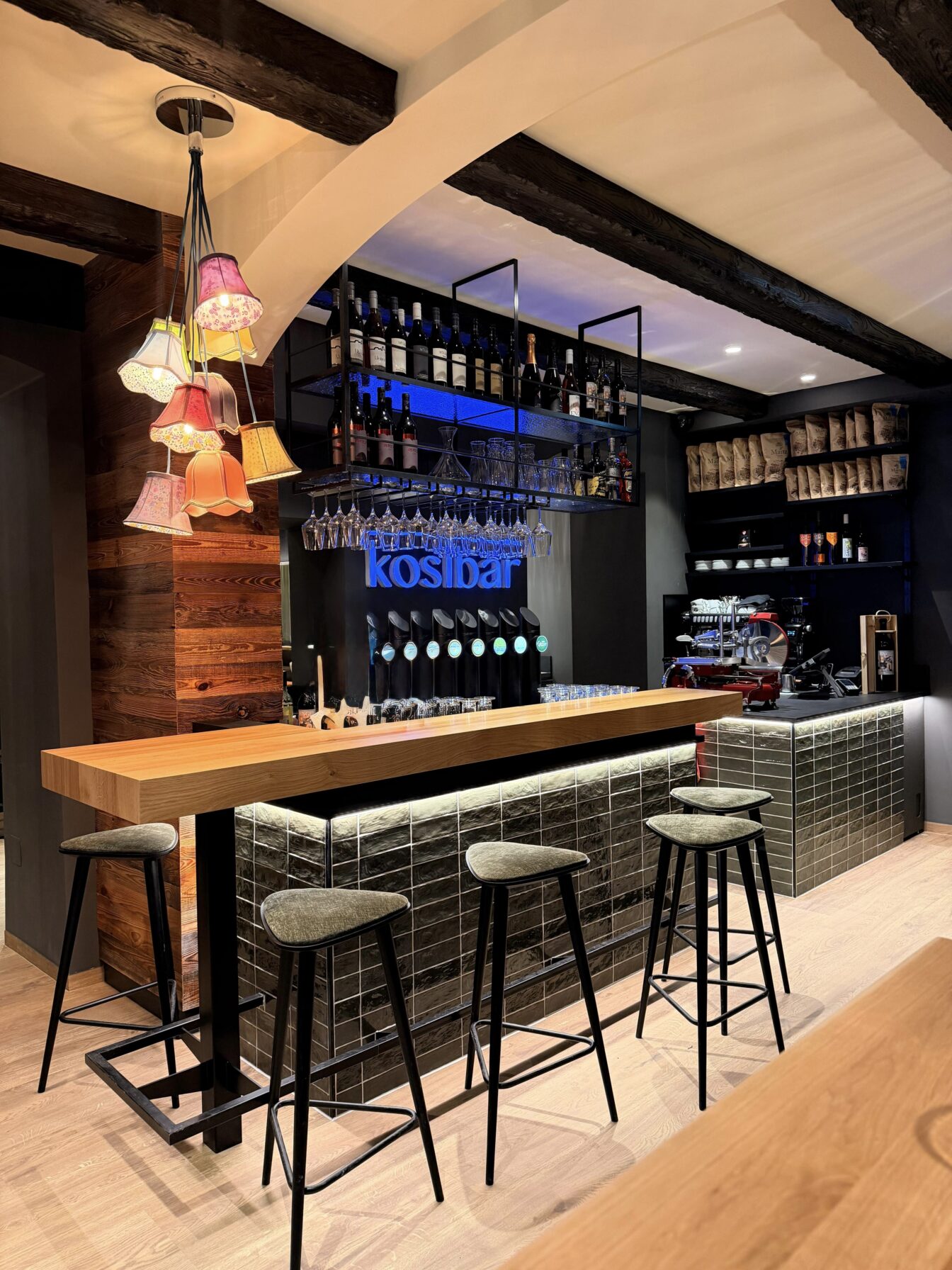 die Inneneinrichtung in der Weinbar kosTbar in Wien