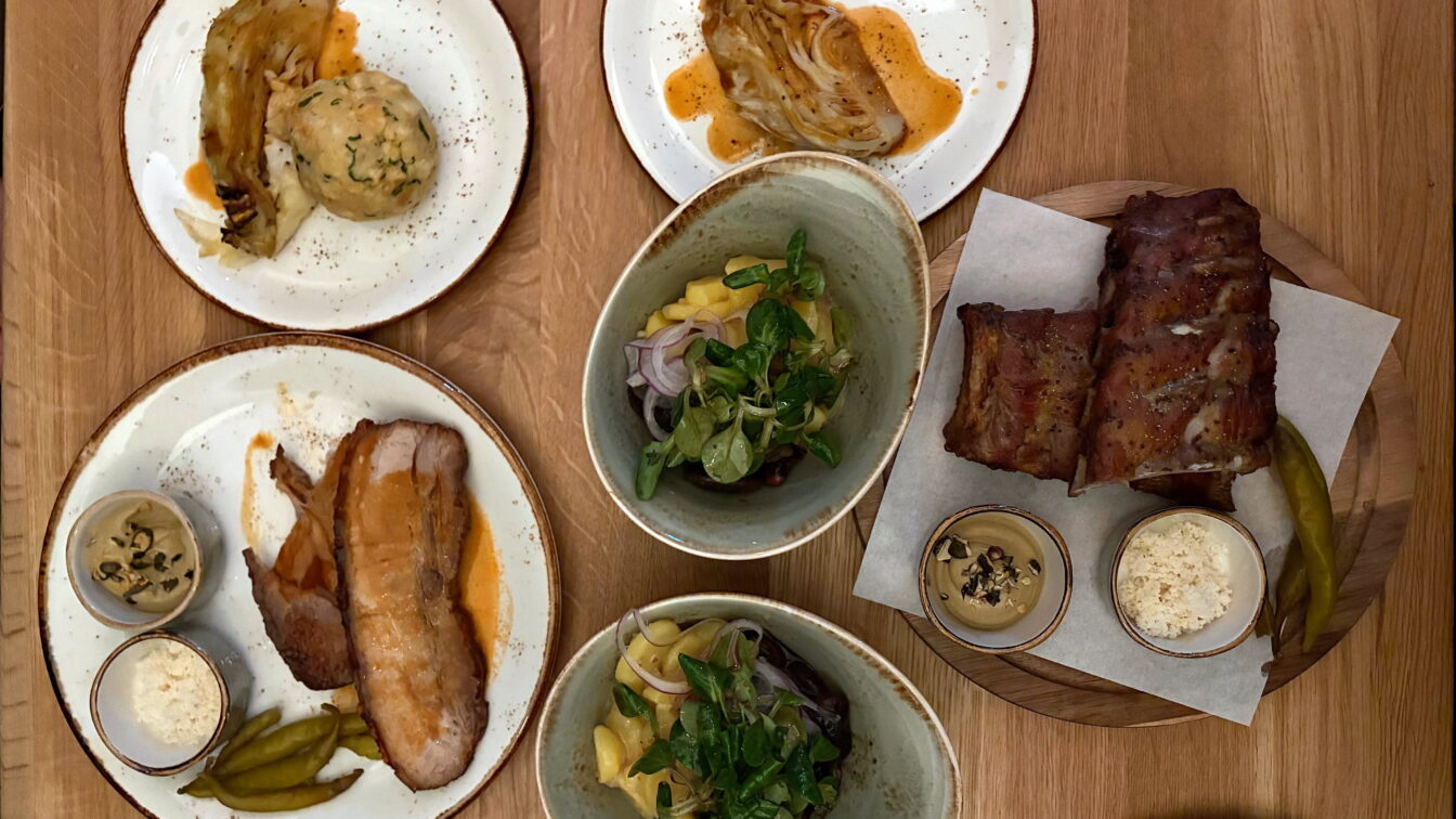 Ripperl, Schweinsbraten, Stöcklkraut und Semmelknödel im Restaurant kosTbar in Wien