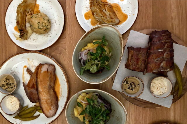 Ripperl, Schweinsbraten, Stöcklkraut und Semmelknödel im Restaurant kosTbar in Wien