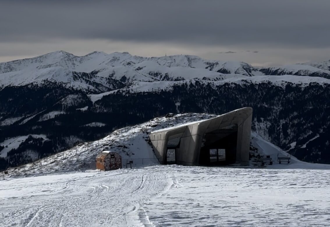 Das brutalistische Messner Mountain Museum in Kronplatz in Südtirol