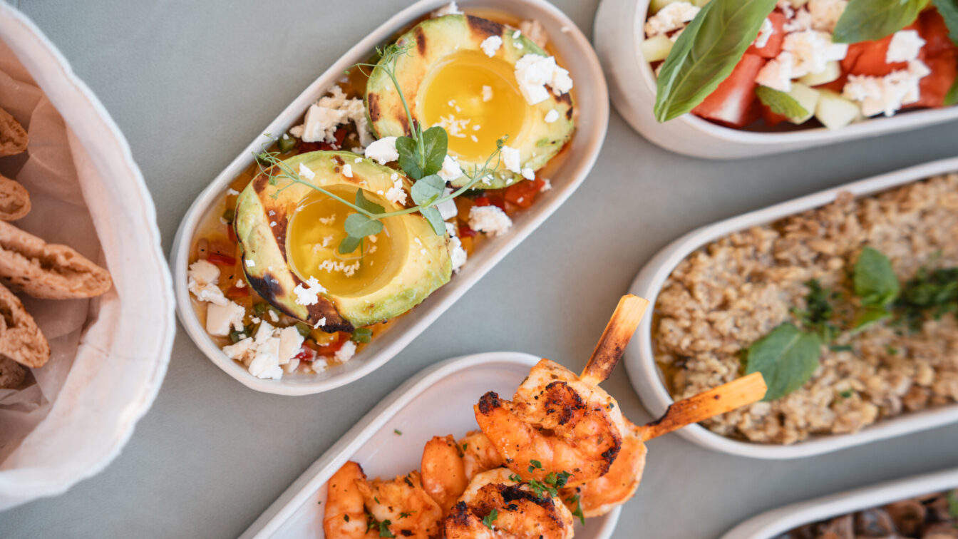 Ein gedeckter Tisch mit sommerlichen gerichten