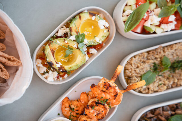 Ein gedeckter Tisch mit sommerlichen gerichten