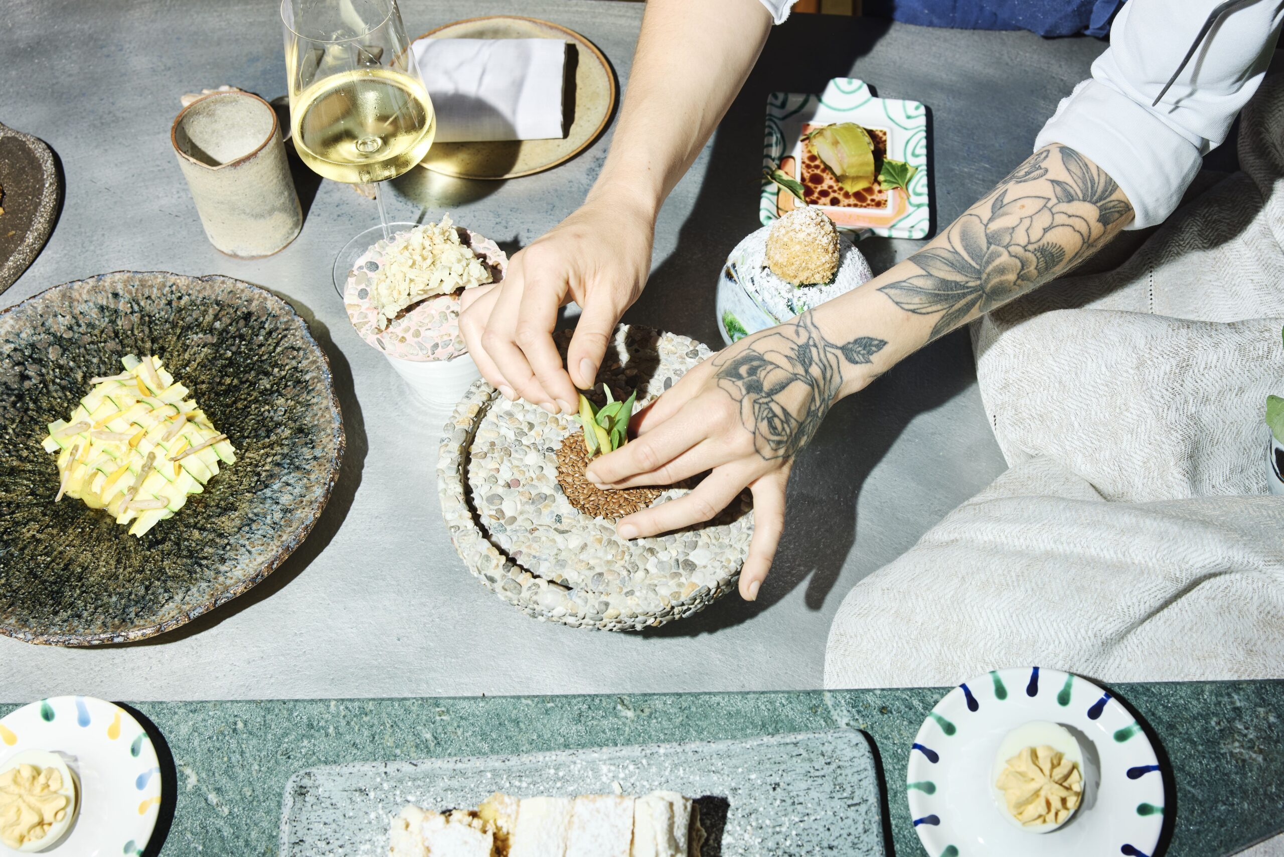 Hände, die Essen zubereiten