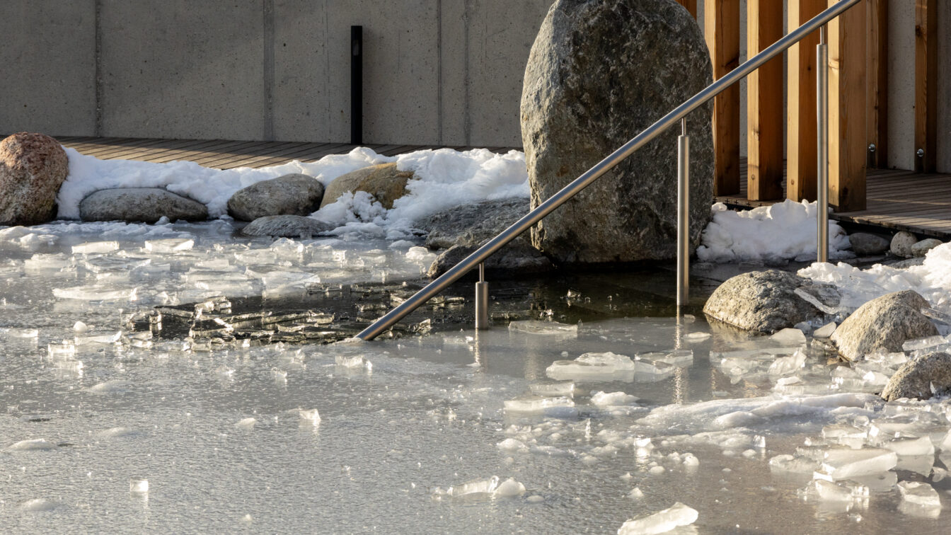 Ein Pool eines Wellness Hotels in deutschland, mit Eis und Möglichkeit zum Eisbaden