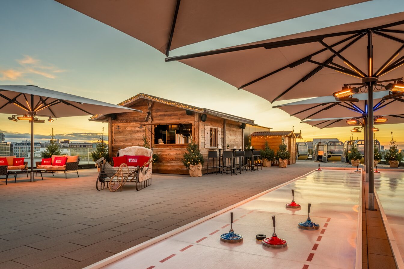 Die Eisstockbahn am Dach des München Mariott City West