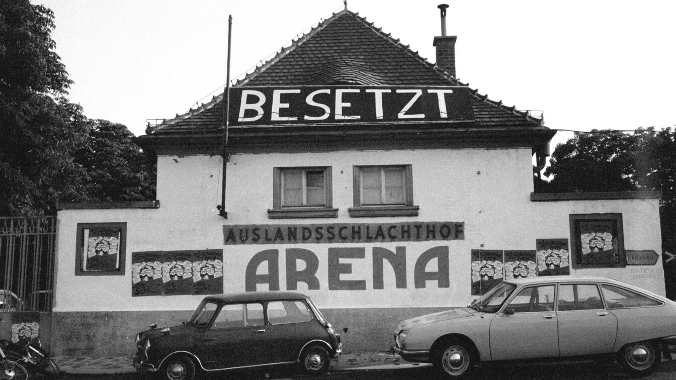 die historische Arena in Wien auf einem Schwarz-weiß-Foto