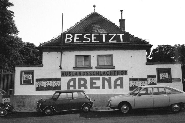 die historische Arena in Wien auf einem Schwarz-weiß-Foto