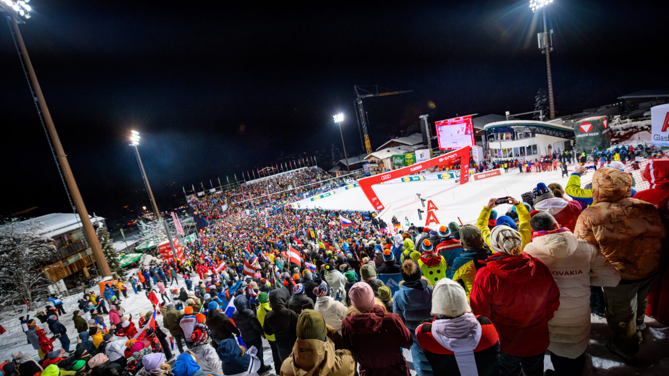 Audi FIS Ski Weltcup Damen Nachtslalom Flachau 2024 das Rennen bei Flutlicht auf der Hermann Maier FIS Weltcupstrecke mit einer top Zuschauerkulisse.