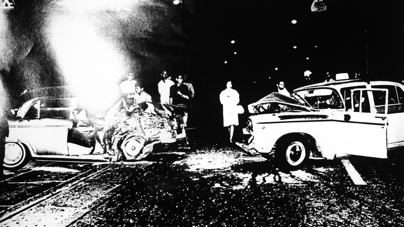 Ein Autounfall und Menschen auf der Straße: Tokyo, 1969 (c) Daido Moriyama