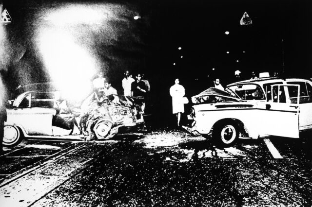 Ein Autounfall und Menschen auf der Straße: Tokyo, 1969 (c) Daido Moriyama