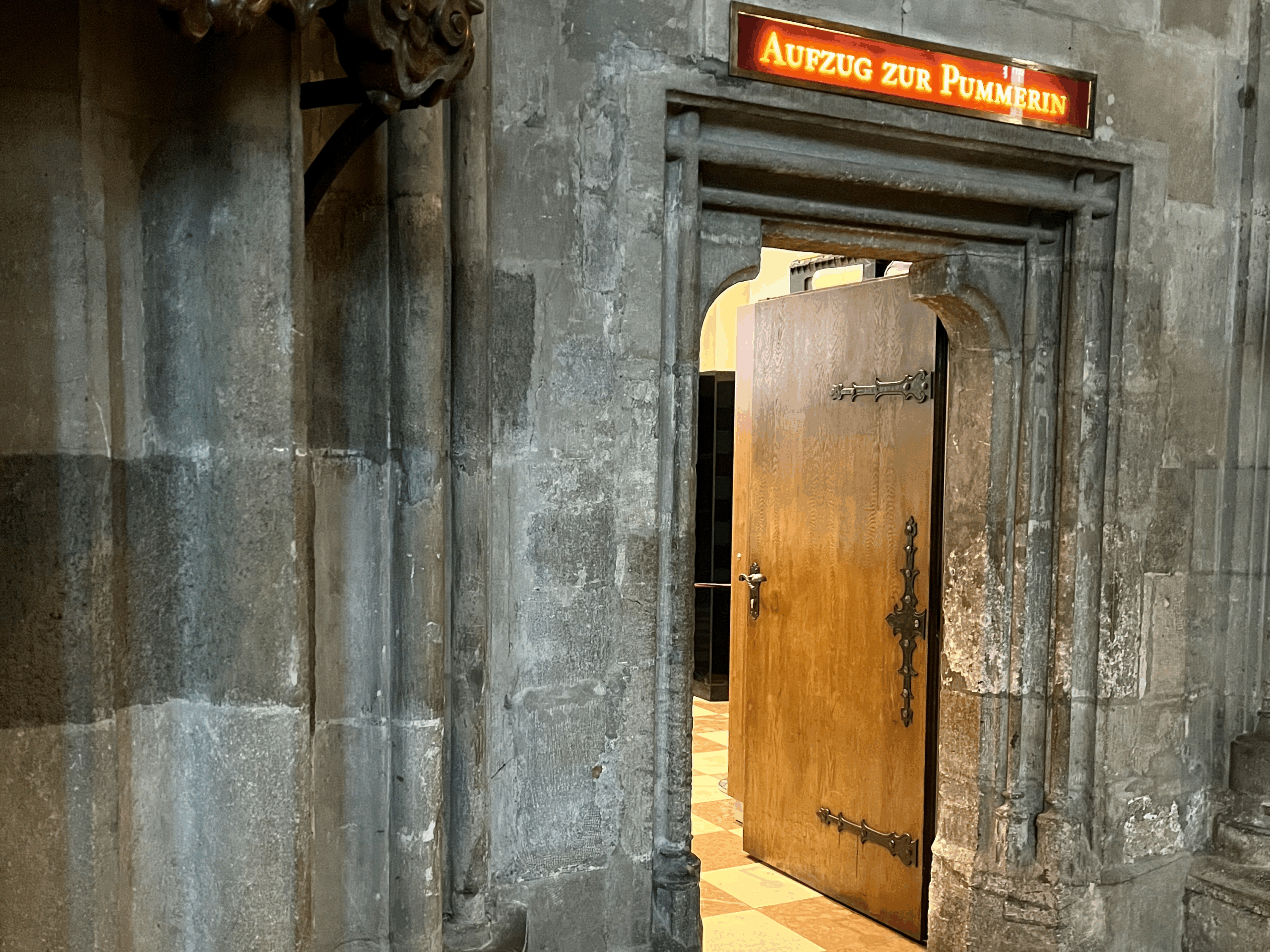 Aufzüge Wien: Aufzug zur Pummerin im Stephansdom im 1. Bezirk