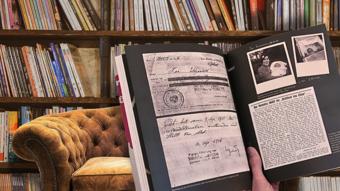 Person hält Buch in der Hand: Schauspieler lesen Holocaust-Berichte