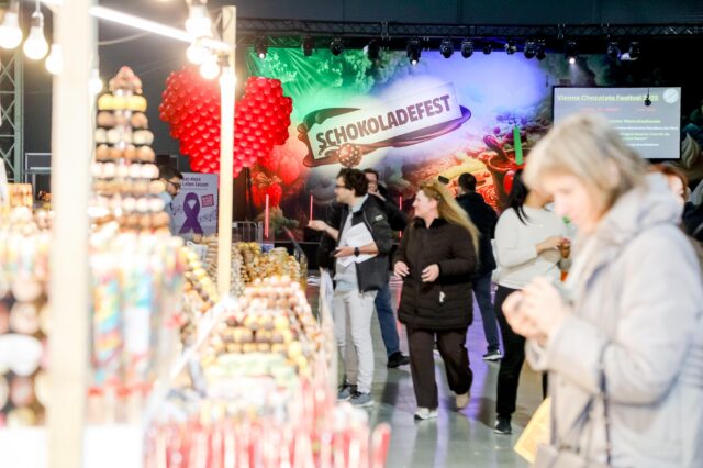 Menschen verkosten Süßigkeiten beim Schokoladefest in Wien