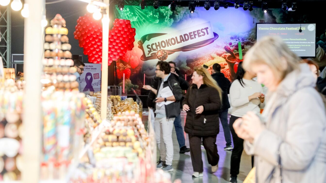 Menschen verkosten Süßigkeiten beim Schokoladefest in Wien