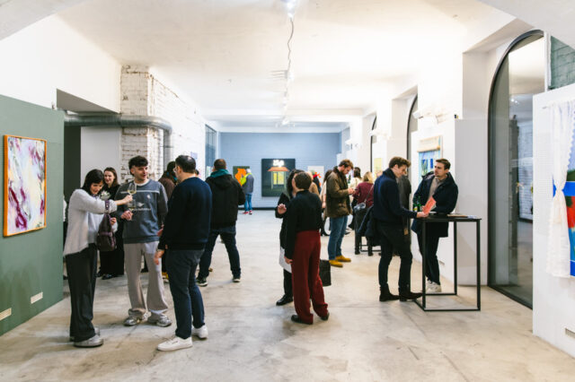 Menschen besichtigen eine Ausstellung im Davy Art Space in Wien im 7. Bezirk