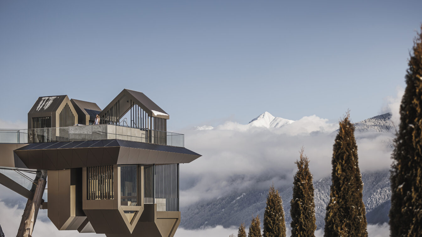 Schwebend zwischen Himmel und Erde eröffnet das Alpin Panorama Hotel Hubertus eine Welt, in der Natur und Luxus zu vollendeter Harmonie verschmelzen. (c) Manuel Kottersteger
