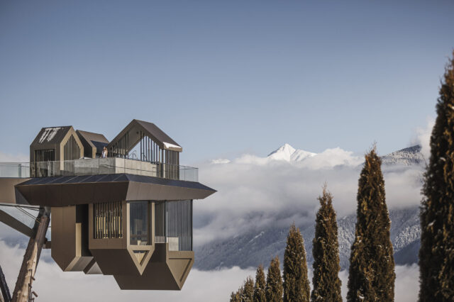 Schwebend zwischen Himmel und Erde eröffnet das Alpin Panorama Hotel Hubertus eine Welt, in der Natur und Luxus zu vollendeter Harmonie verschmelzen. (c) Manuel Kottersteger