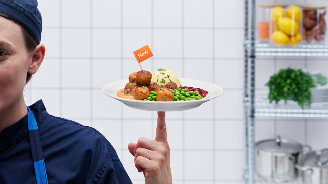 eine Köchin präsentiert die neuen FLEXBULLAR von Ikea