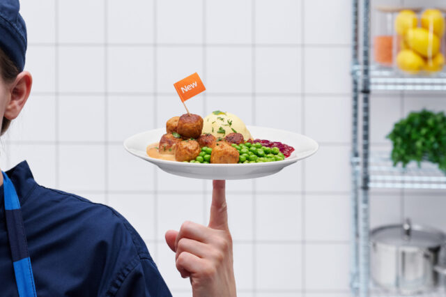 eine Köchin präsentiert die neuen FLEXBULLAR von Ikea