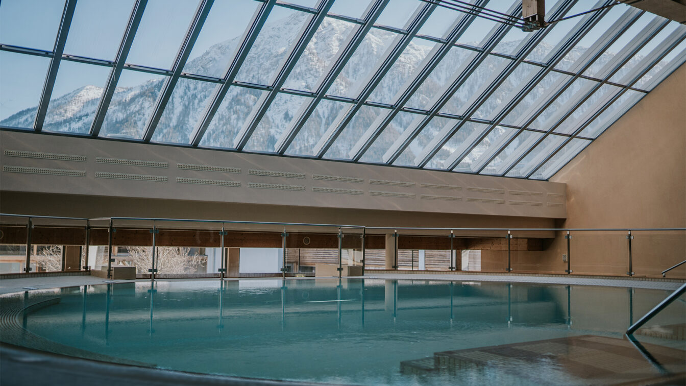 Hotelpool unter Glasdach (c) tinksi