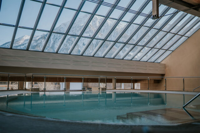 Hotelpool unter Glasdach (c) tinksi