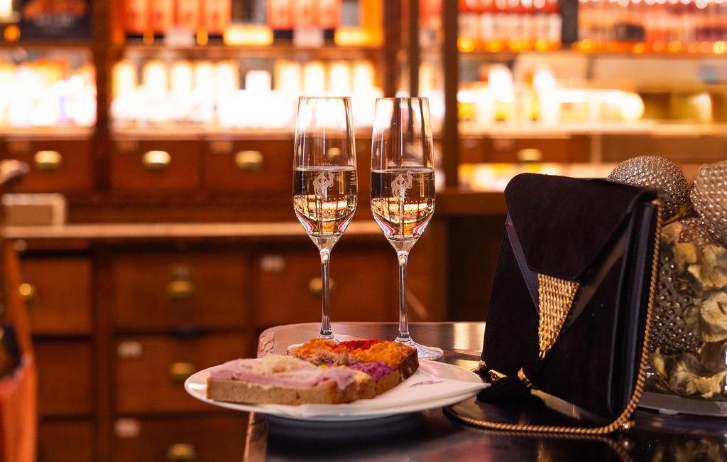 Brötchen und Sektflöten des Schwarzen Kameels beim Opernball