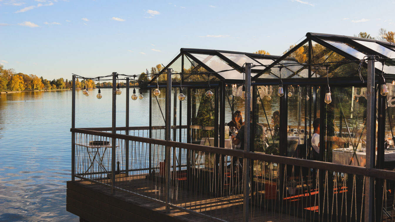 Glashäuser an der Alten Donau beim Bootshaus