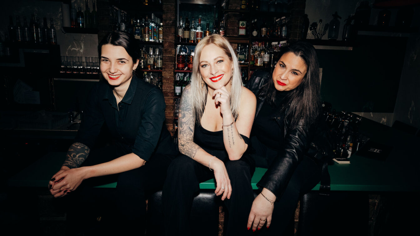Isabella Lombardo (mitte), Kathi Gazda (links) und Solmaz Engelhardt (rechts) in der Mamas Bar in Wien
