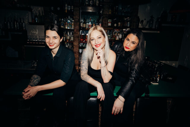Isabella Lombardo (mitte), Kathi Gazda (links) und Solmaz Engelhardt (rechts) in der Mamas Bar in Wien