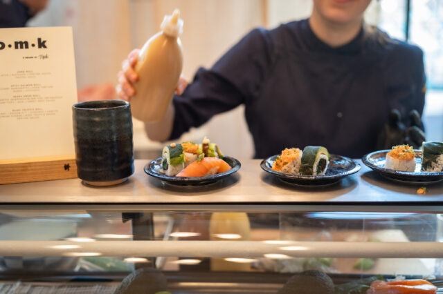 Das Team von Mochi o.m.k. richtet japanische Küche an