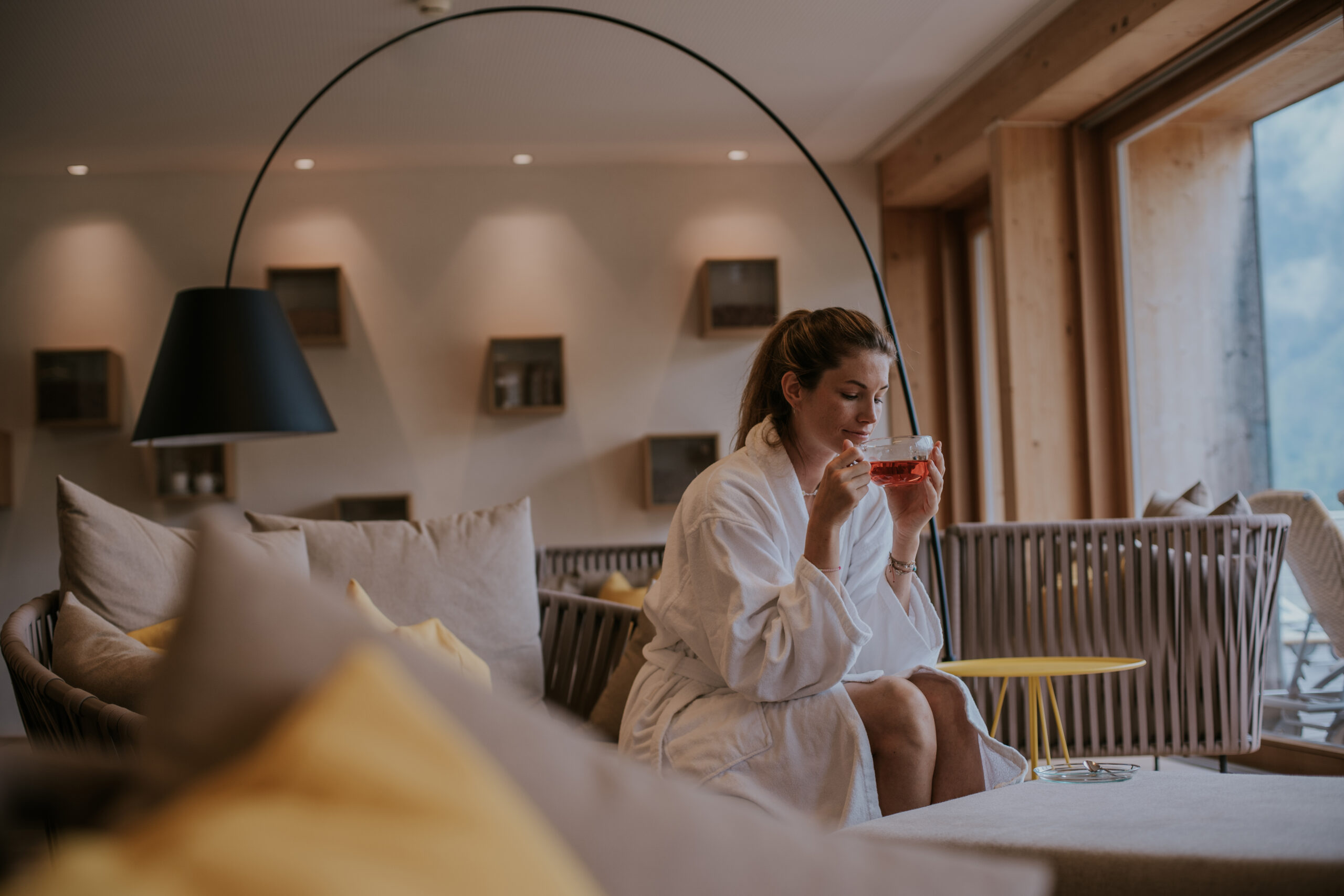 Frau in Bademantel in Wellnesshotel (c) tinksi