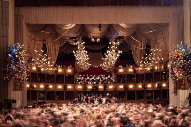 Menschen tanzen am Wiener Opernball in der Staatsoper