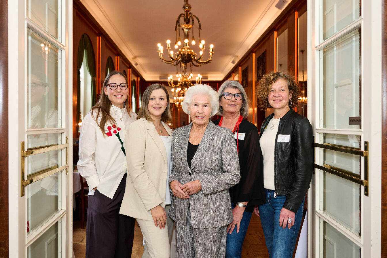 Julia Querfeld, Karoline Klezl, Anita Querfeld, Andrea Winkler und Irmgard Querfeld stehen im Café Landtmann, das bald zur Stadtfrau wird