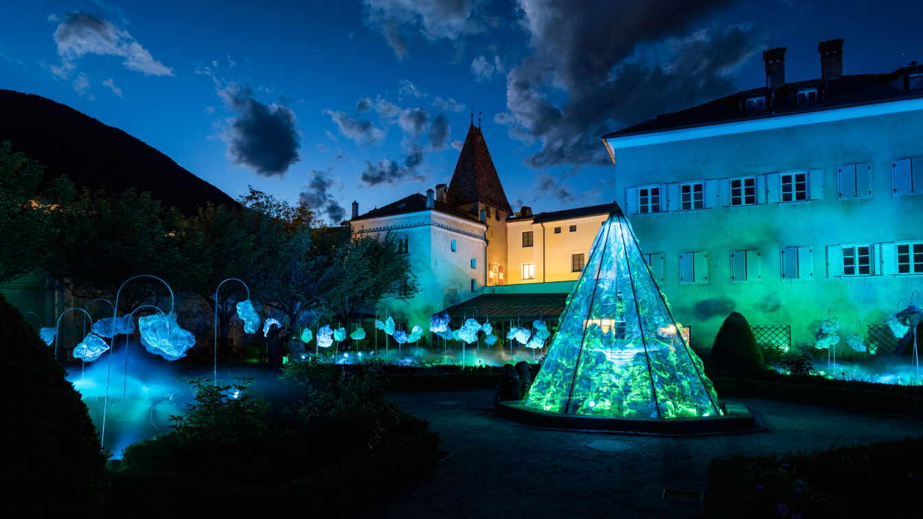 Brixen mit Lichtinstallationen im türkisen Licht