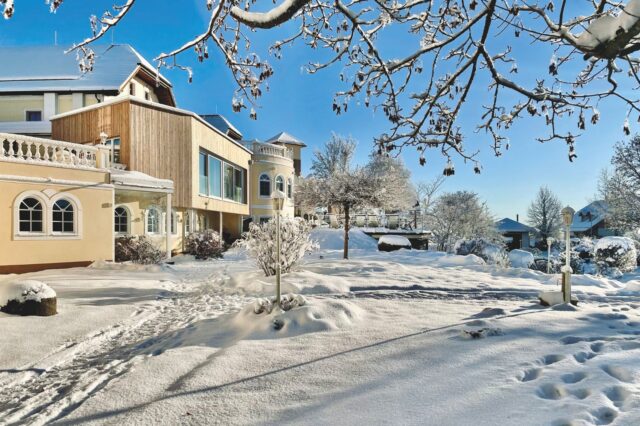 Genießerhotel Bergergut im Mühlviertel, verschneite Außenansicht