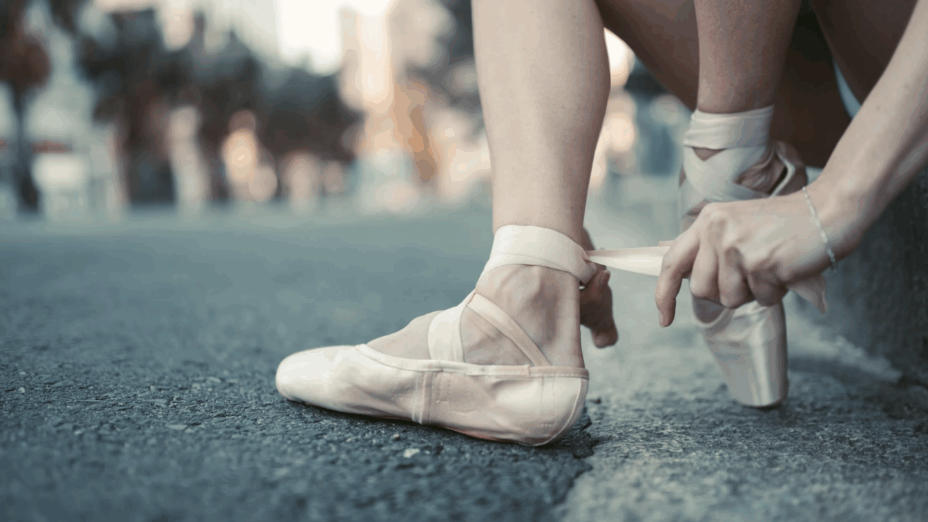 Walzer tanzen am Wiener Graben zum Fasching: Tanzschuhe anziehen auf der Straße