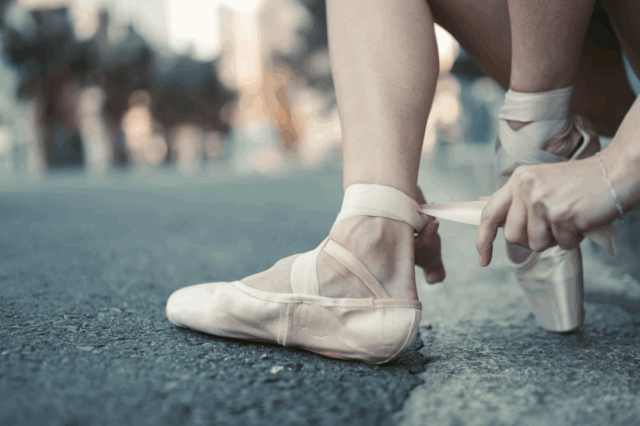 Walzer tanzen am Wiener Graben zum Fasching: Tanzschuhe anziehen auf der Straße