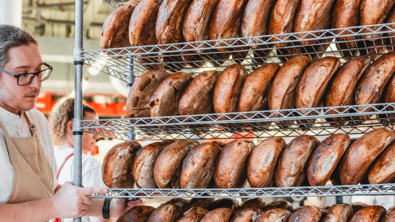 Bäckerei mit Brotwagen