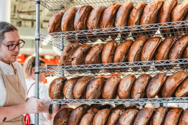 Bäckerei mit Brotwagen