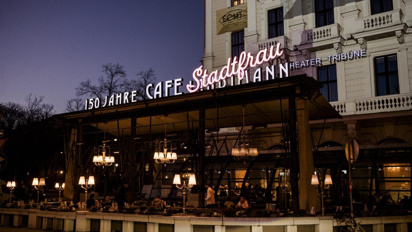 der Schriftzug Cafe Landtmann wird zum Weltfrauentag um "Stadtfrau" ergänzt