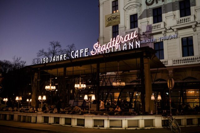 der Schriftzug Cafe Landtmann wird zum Weltfrauentag um "Stadtfrau" ergänzt