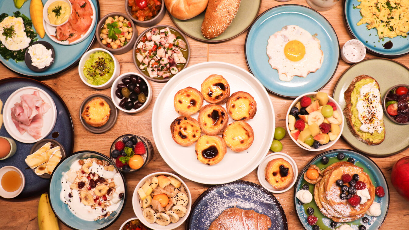 ein gedeckter Tisch mit Speisen zum portugiesischen Brunch im Restaurant Contigo im Senhor Vinho in Wien