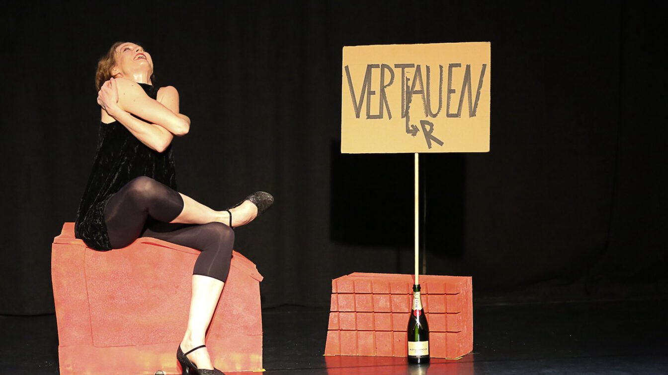 eine Performance auf einer Theaterbühne in Wien