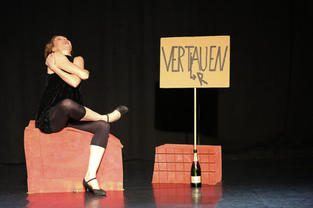 eine Performance auf einer Theaterbühne in Wien