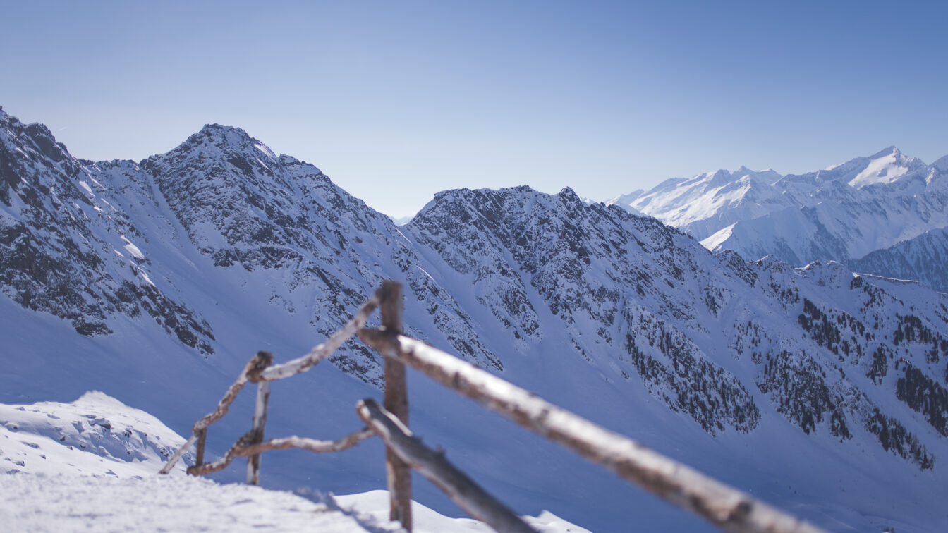 Winter im Südtirol: verschneite Berge im Ahrntal