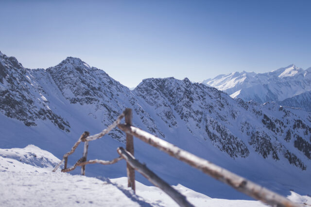 Winter im Südtirol: verschneite Berge im Ahrntal